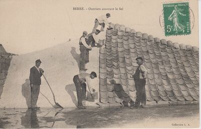 Ouvrier couvrant le sel